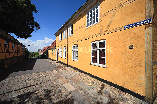 Roskilde. Bindingsv�rkshuse p� Lille Maglekildestr�de i Roskilde; ; Roskilde; Danmark; ; ; gul, gult, gadeskilt