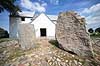 Jellingstenene. Jelling stenene med Kristus figuren foran Jelling Kirke p� kirkeg�rden  Jelling / Jylland Danmark   Jellingestenene, Jellingestenen, Jellingstenen, Harald Bl�tand, runer, runesten, religion, kristendom, kirker, kirke, Kristusfigur, Christus, UNESCO World Heritage, UNESCO Verdensarv