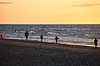 Strandliv. Ferieg�ster p� stranden i bl�sevejr venter p� solnedgangen  Klim Strand / Klim Danmark   Vesterhav, Vesterhavet, ferie, ferieliv