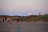 Strandliv. M�nen st�r op bag ferieg�ster p� stranden, der  venter i bl�sevejr p� solnedgangen  Klim Strand / Klim Danmark   Vesterhav, Vesterhavet, ferie, ferieliv