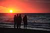 Strandliv. Ferieg�ster p� stranden i bl�sevejr nyder solnedgangen  Klim Strand / Klim Danmark   Vesterhav, Vesterhavet, ferie, ferieliv