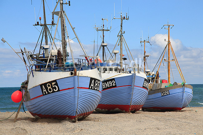 Thorup strand. Fiskerb�de optrukket p� Thorup Strand; ; Thorup Strand / Thorup; Danmark; ; ; Vesterhav, Vesterhavet, sandstrand, b�lger, hav, havet, br�nding, fiskeri, fiskerb�d, kutter, fiskekutter