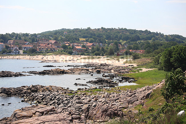 Sandvig. Badeg�ster p� sandstranden i vigen ved Sandvig p� Bornholm; ; Sandvig / Bornholm; Danmark; ; ; Badning, sandstrand, klippekyst, badning, badeg�st