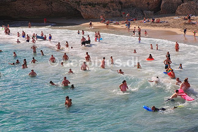 Strandliv. Ferieg�ster p� stranden ved Cales de Mallorca; ; Cales de Mallorca / Mallorca; Spanien; ; ; Badeferie, strande, sandstrand, Middelhavet, b�lger, badebolde, sommerferie, charterferie