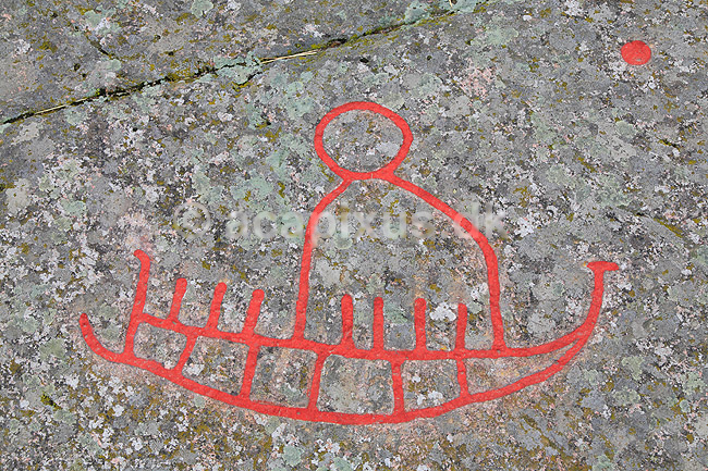 Helleristninger. Helleristning af vikingeskib ved Madsebakke p� Bornholm. Madsebakke helleristningsfelt er Danmarks st�rste med fjorten skibsbilleder, fem hjulkors, fem fodfigurer og mange sk�ltegn; ; Madsebakke / Allinge / Bornholm; Danmark; ; ; Vikinger, vikingetiden, kommunikation, broncealder