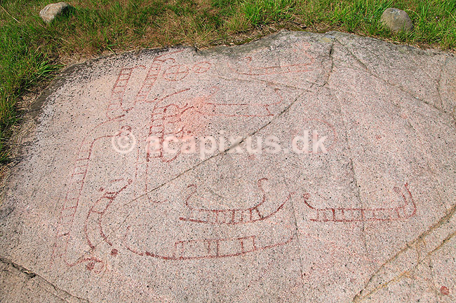 Helleristninger. Helleristning af vikingeskibe ved Bl�holdthuse p� Bornholm.; ; Bl�holdthuse / Bornholm; Danmark; ; ; Vikinger, vikingetiden, kommunikation, broncealder