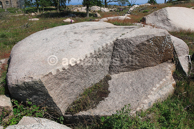Stenbrud. Sten brudt med kiler ved Fyrvej p� Hammerodde; ; Hammerodde / Bornholm; Danmark; ; ; Granitsten, granitbrud
