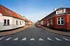 Kerteminde. Huse og parkerede biler i Fiskergade ved T-krydset med Tv�rgade i Kerteminde p� Fyn  Kerteminde Danmark   Hajt�nder