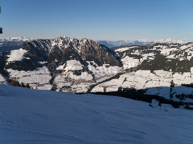 Alpbach. Udsigt over Alpbach og de �striske Alper fra Gasthof Hornboden; ; Alpbach; �strig; ; ; Slalom, sne, skil�b, ski, vinter, vintersport, sport, fritid, Alperne, �sterreich, hejs, skiferie