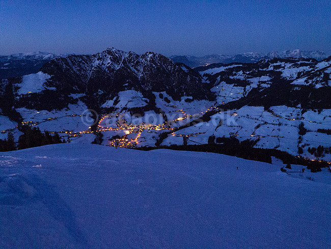 Alpbach. Udsigt over Alpbach og de �striske Alper fra Gasthof Hornboden; ; Alpbach; �strig; ; ; Slalom, sne, skil�b, ski, vinter, vintersport, sport, fritid, Alperne, �sterreich, hejs, skiferie