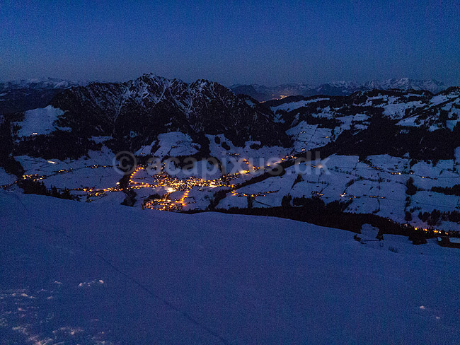 Alpbach. Udsigt over Alpbach og de �striske Alper fra Gasthof Hornboden; ; Alpbach; �strig; ; ; Slalom, sne, skil�b, ski, vinter, vintersport, sport, fritid, Alperne, �sterreich, hejs, skiferie