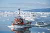 Fiskerb�d. En fiskerb�d sejler gennem isbjerge p� vej til  Ilulissat  Ilulissat Gr�nland   Jakobshavn, isbjerge, iceberg, icebergs, b�d, b�de