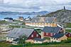 Nuuk. Huse i Nuuk med Hans Egede stattuen i baggrunden  Nuuk Gr�nland   Godth�b, hovedstad p� Gr�nland
