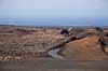 Lanzarote. Vej slynger sig mellem sm� vulkankratre i Timanfaya Nationalparken p� Lanzarote i De Kanariske �er  Parque Nacional de Timanfaya / Lanzarote Spanien   Vulkaner, vulkanisme, vulkan, lava