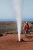 Lanzarote. Parkranger demonstrerer varmen i undergrunden ved at h�lde koldt vand i boret hul. Det kogende vand springer efterf�lgende som en geiser. Timanfaya Nationalparken p� Lanzarote i De Kanariske �er  Parque Nacional de Timanfaya / Lanzarote Spanien   Vulkaner, vulkanisme, vulkan, lava, turister, turisme, charterturister