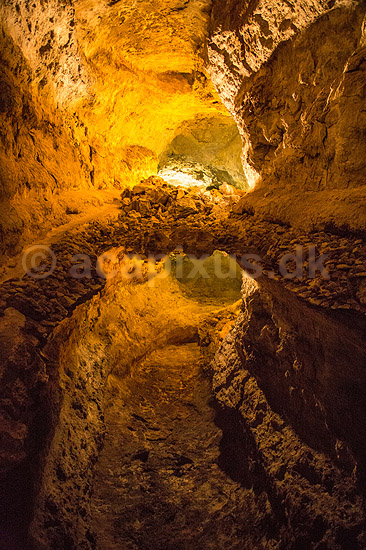 Lanzarote. Loftet spejler sig i lille s� i den underjordiske lavatunnel Cueve de los Verdes p� Lanzarote i De Kanariske �er; ; Lanzarote; Spanien; ; ; Vulkaner, vulkanisme, vulkan, lava