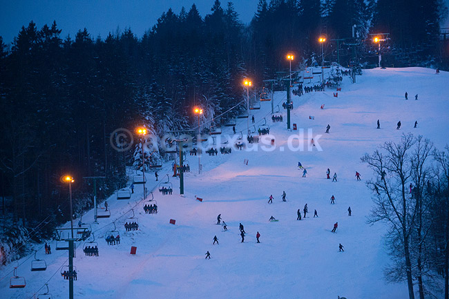 Skibakke. Belyst skibakke med lift og alpin skil�bere p� Vall�sens skianl�g i Sverige; ; Vall�sen; Sverige; ; ; Skisport, slalom, skilift