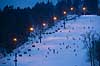 Skibakke. Belyst skibakke med lift og alpin skil�bere p� Vall�sens skianl�g i Sverige  Vall�sen Sverige   Skisport, slalom, skilift