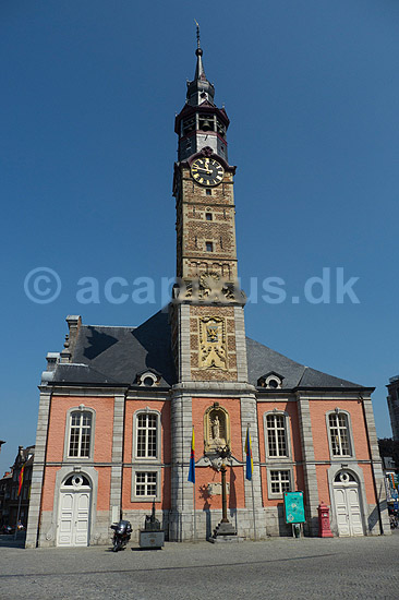 Stadhuis i Sint-Truiden. Stadhuis (r�dhuset) p� Grote Markt pladsen i Sint Truiden. UNESCO World Heritage site; ; Sint Truiden; Belgien; ; ; R�dhus, klokket�rn, klokket�rne
