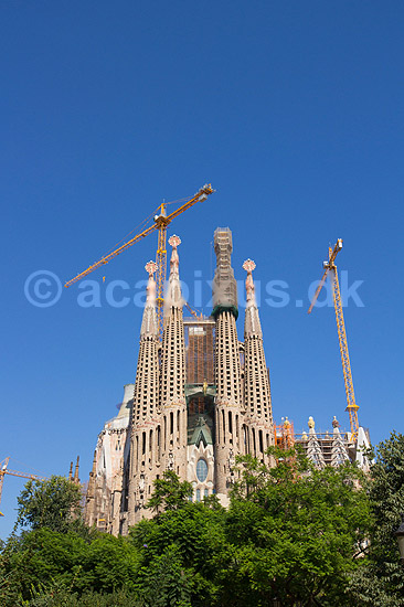 La Sagrada Familia. Byggekraner over Gaudis uf�rdige kirke, Sagrada Familia, i Barcelona; ; Barcelona; Spanien; ; ; Temple Expiatori de la Sagrada Familia, Basilica and Expiatory Church of the Holy Family, Antoni Gaudi, UNESCO world heritage