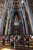 La Sagrada Familia. Turister i hovedskibet i Gaudis uf�rdige kirke, Sagrada Familia, i Barcelona  Barcelona Spanien   Temple Expiatori de la Sagrada Familia, Basilica and Expiatory Church of the Holy Family, Antoni Gaudi, UNESCO world heritage
