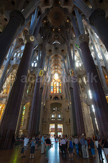 La Sagrada Familia. Turister i hovedskibet i Gaudis uf�rdige kirke, Sagrada Familia, i Barcelona; ; Barcelona; Spanien; ; ; Temple Expiatori de la Sagrada Familia, Basilica and Expiatory Church of the Holy Family, Antoni Gaudi, UNESCO world heritage