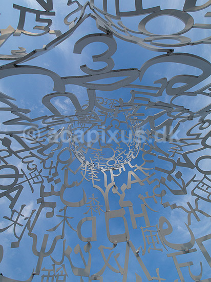 Skriftstegn. Skulptur bygget af tal og bogstaver p� forskellige skrifttegn; ; Frankfurt; Tyskland; ; ; Alfabet, alfabeter, alphabet
