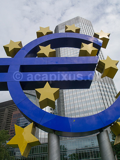 Euro. Skulptur af � symbolet udenfor den Den Europ�iske Centralbank (Europ�ische Zentralbank) i Eurotower ; ; Frankfurt; Tyskland; ; ; Valuta, valutasymbol, valutasymboler