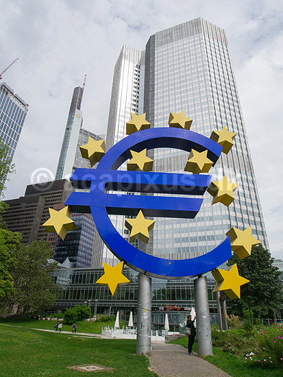 Euro. Skulptur af � symbolet udenfor den Den Europ�iske Centralbank (Europ�ische Zentralbank) i Eurotower ; ; Frankfurt; Tyskland; ; ; Valuta, valutasymbol, valutasymboler