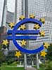 Euro. Skulptur af � symbolet udenfor den Den Europ�iske Centralbank (Europ�ische Zentralbank) i Eurotower   Frankfurt Tyskland   Valuta, valutasymbol, valutasymboler
