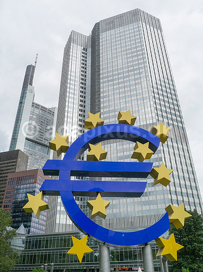 Euro. Skulptur af � symbolet udenfor den Den Europ�iske Centralbank (Europ�ische Zentralbank) i Eurotower ; ; Frankfurt; Tyskland; ; ; Valuta, valutasymbol, valutasymboler