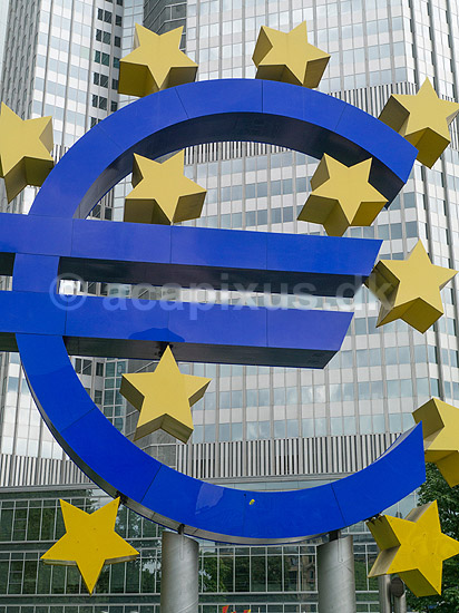 Euro. Skulptur af � symbolet udenfor den Den Europ�iske Centralbank (Europ�ische Zentralbank) i Eurotower ; ; Frankfurt; Tyskland; ; ; Valuta, valutasymbol, valutasymboler
