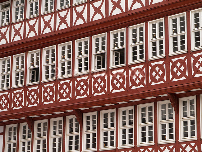 Frankfurt. Rigt udsmykket bindingsv�rksfacade p� R�merberg Plaza, R�mer Platz, i Altstad i Frankfurt; ; Frankfurt; Tyskland; ; ; Bindingsv�rk, bindingsv�rkshus