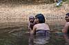 Baby med bedstemor. Familie af mor, baby og bedstemor bader i flod i Thailand   Thailand   Hygiejne