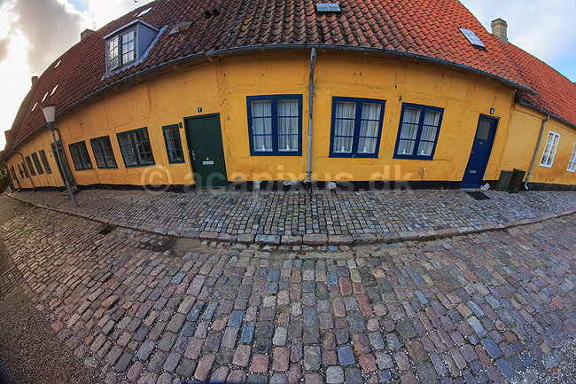 Maribo k�bstad. Bindingsv�rkshuse i brolagte Kapellanstr�de i Maribo, Kapellangaard, Bagtorv; ; Maribo; Danmark; ; ; k�bst�der, Lolland, Bagtorvsomr�det, Bagtorvet