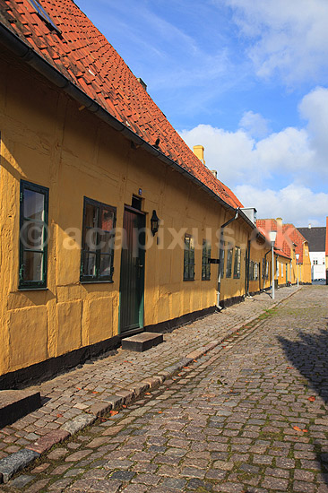 Maribo k�bstad. Bindingsv�rkshuse i brolagte Kapellanstr�de i Maribo, Kapellangaard, Bagtorv; ; Maribo; Danmark; ; ; k�bst�der, Lolland, Bagtorvsomr�det, Bagtorvet
