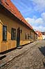 Maribo k�bstad. Bindingsv�rkshuse i brolagte Kapellanstr�de i Maribo, Kapellangaard, Bagtorv  Maribo Danmark   k�bst�der, Lolland, Bagtorvsomr�det, Bagtorvet