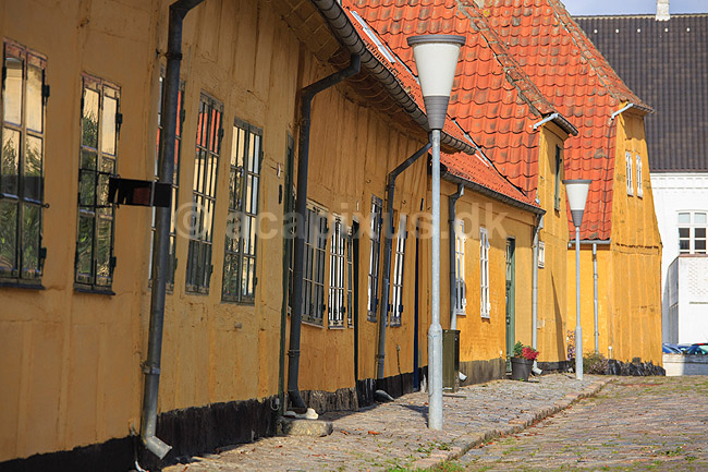 Maribo k�bstad. Bindingsv�rkshuse i brolagte Kapellanstr�de i Maribo, Kapellangaard, Bagtorv; ; Maribo; Danmark; ; ; k�bst�der, Lolland, Bagtorvsomr�det, Bagtorvet