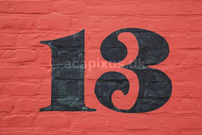 Tretten. Husnummeret 13 p� r�dmalet mur i Maribo; ; Maribo; Danmark; ; ; k�bst�der, Lolland, uheld