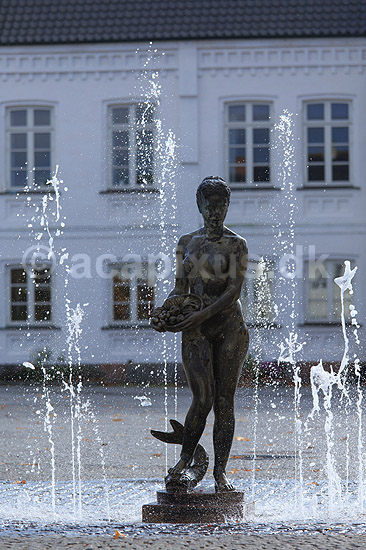 Lollandspige. Statuen Lollandspigen foran Maribo R�dhus; ; Maribo; Danmark; ; ; k�bst�der, Lolland