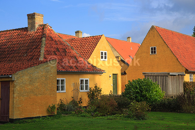Maribo k�bstad. Gamle gulmalede huse i Bagtorvsomr�det i Maribo set fra Kirkestr�de; ; Maribo; Danmark; ; ; k�bst�der, Lolland, Bagtorvsomr�det, Bagtorvet