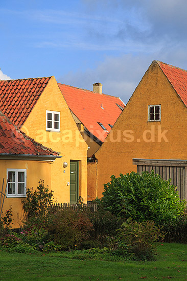 Maribo k�bstad. Gamle gulmalede huse i Bagtorvsomr�det i Maribo set fra Kirkestr�de; ; Maribo; Danmark; ; ; k�bst�der, Lolland, Bagtorvsomr�det, Bagtorvet