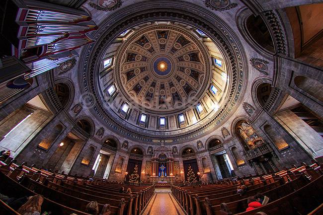 Marmorkirken. Interi�r, alter og kuppel i Frederiks Kirke eller Marmor-kirken fanget med fiske�je objektiv; ; K�benhavn; Danmark; ; ; Kirker, kristendom, religion, orgel, kirkeorgel