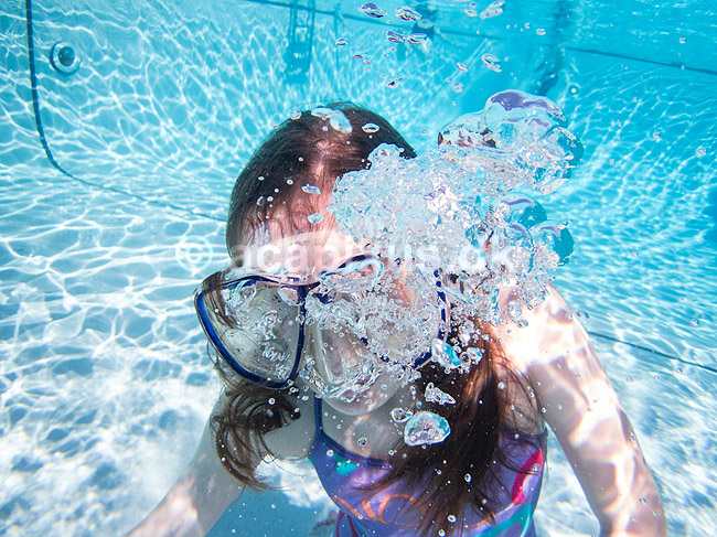 Snorkeldykker. Snorkel dykker i swimming pool laver luftbobler (Model released); ; Fort Myers Beach / Estero Island / Florida; USA; ; ; Snorkling, dykning, sv�mning, sport, ferie, turisme