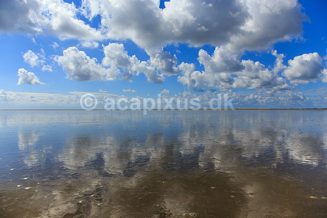 R�m�. Vadehavet ved S�nderstrand p� R�m� - himmel med skyer spejles i det lavtst�ende spejlblanke vand p� vaden; ; R�m�; Danmark; ; ; Himmel og hav, spejlinger, sommerferie, ferie