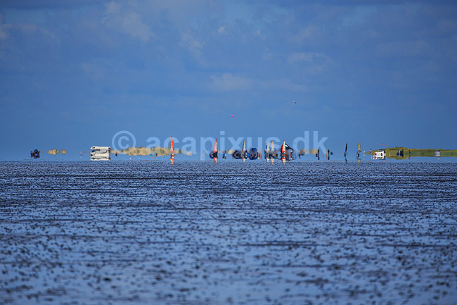 R�m�. Strandsejler p� S�nderstrand p� R�m� spejler sig i varmeflimmer over vadehavet; ; R�m�; Danmark; ; ; Himmel og hav, spejlinger, sommerferie, ferie