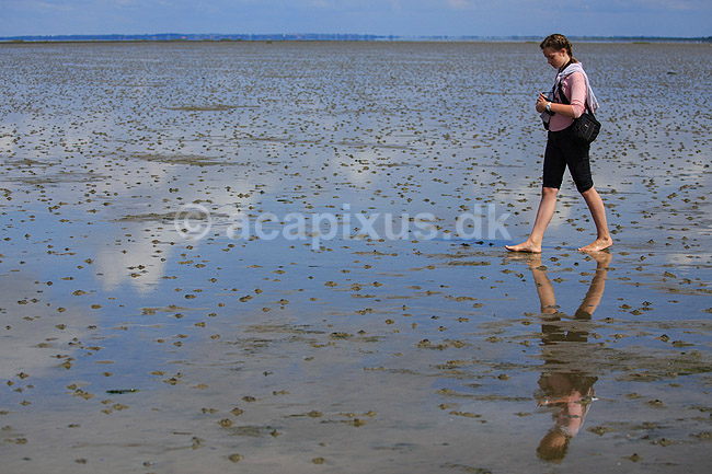 R�m�. Ung pige (model release OK) p� vaden ved S�nderstrand; ; R�m�; Danmark; ; ; 