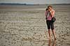 R�m�. Ung pige (model release OK) fotograferer p� vaden ved S�nderstrand  R�m� Danmark   fotograf, fotografering, naturfotografering