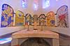 Ribedomkirke. Ateret i Ribe Domkirke (Vor Frue Kirke Maria) - apsis dekoreret med kalkmalerier, glasmalerier og glasmosaikker af Carl Henning Pedersen  Ribe Danmark  Sev�rdigheder Kirker, Domkirker, kristendom, 