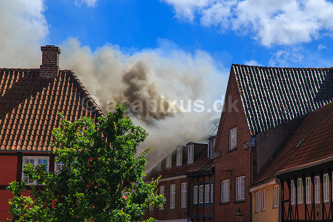 Husbrand. Tagbrand i gammelt hus i Skolegade i Ribe; ; Ribe; Danmark; ; ; Brand, ildebrand, brandslukning, forsikring, brandforsikring